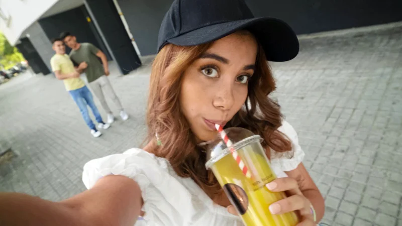 Молоденькая красотка Марина Голд запивает сперму напитком после ебли с незнакомцем